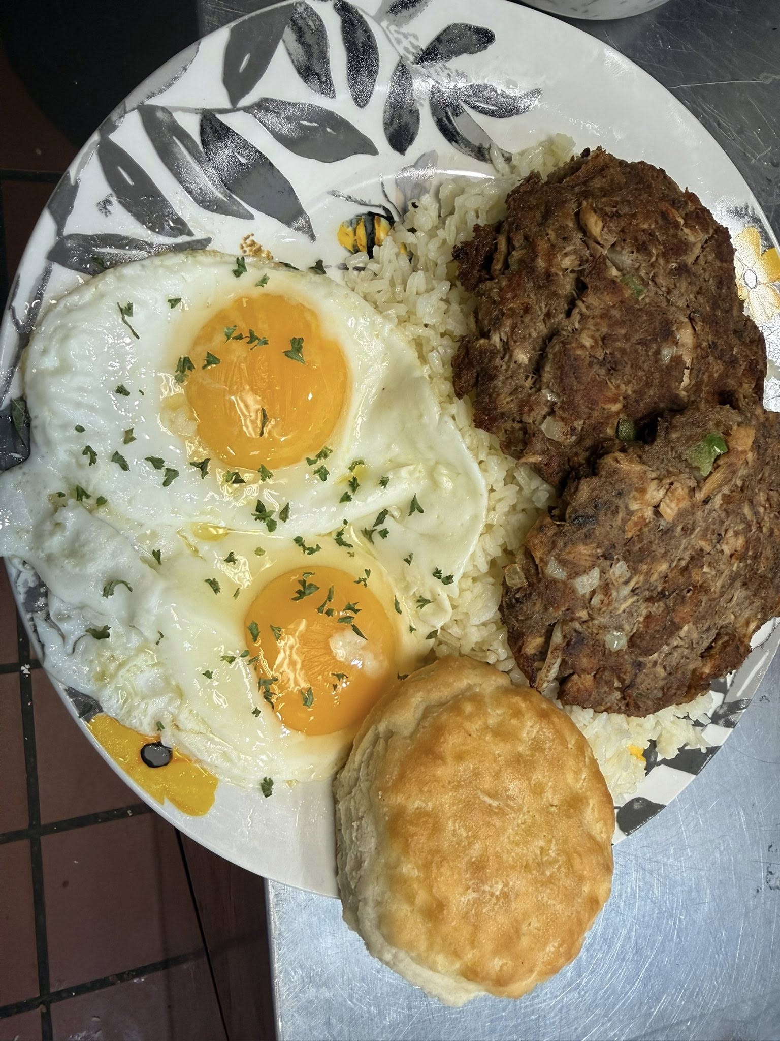 Fried shrimp plate with mac and cheese